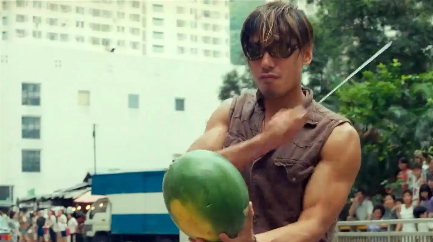 古惑仔3:乌鸦追杀陈浩南,一刀把西瓜砍成两半,还挺甜的!
