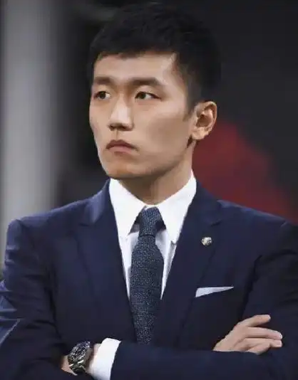 苏宁的少东家叫张康阳,长这样↓这消息相当王思聪第一次被拍到陪女孩