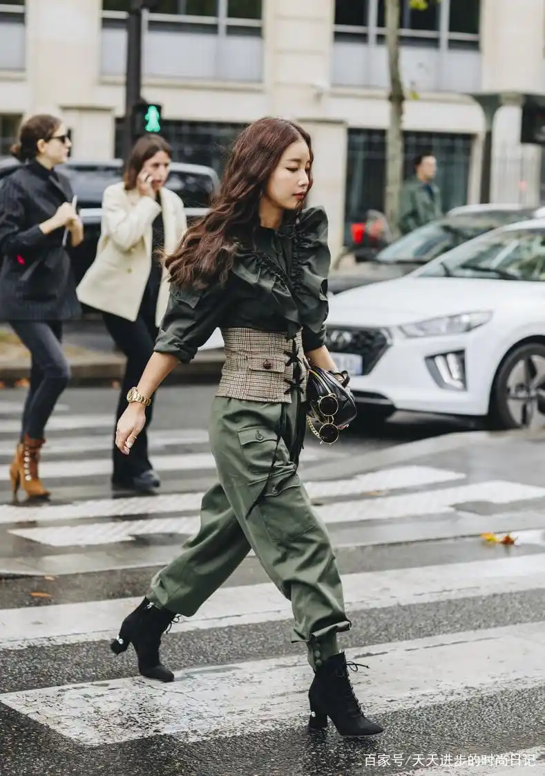 工装裤怎么搭配好看?配露腰上衣又酷又潮,搭衬衫舒适有型