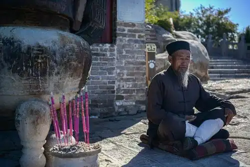 武当山上的道士在坐禅修炼