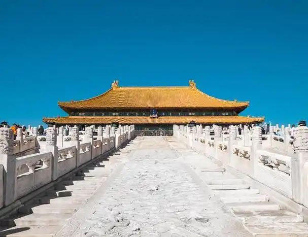 位于北京故宫博物院的南北中轴线上的显要位置,是中国古代宫廷建筑之