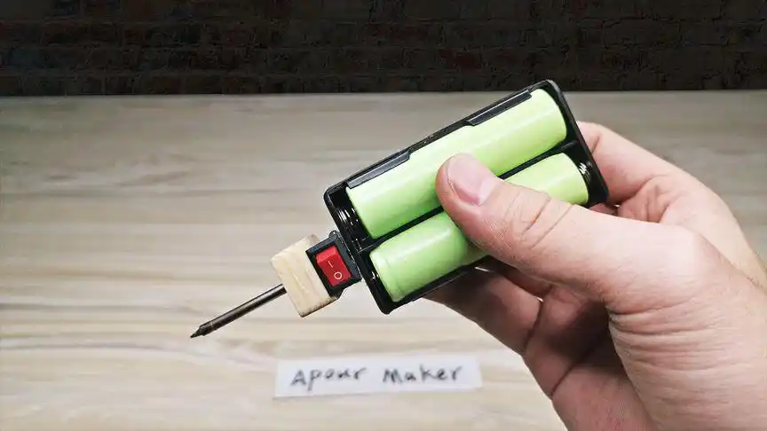 diy制作18650供电的电烙铁 再把它改成2节电池供电 8秒化锡