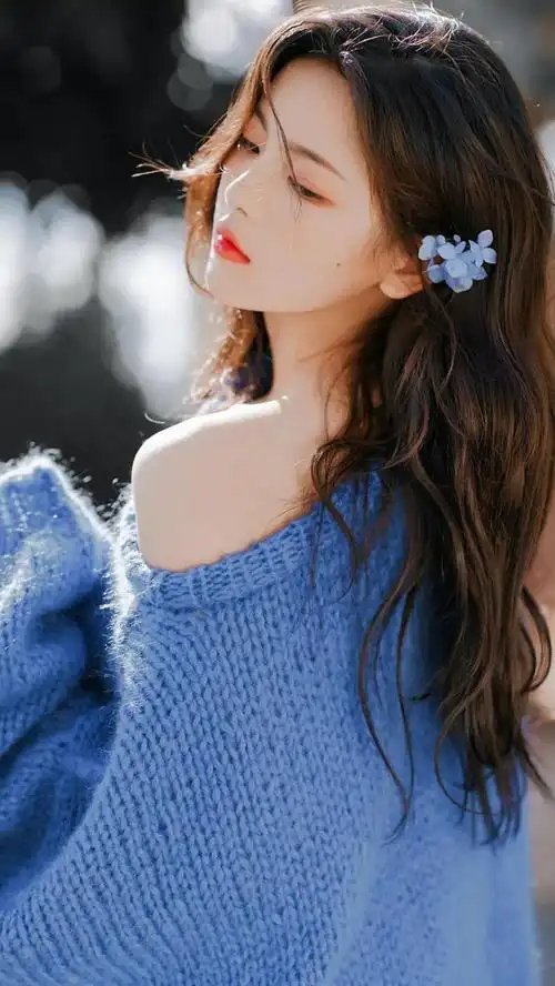 杨超越冬日花影写真香肩微露气质超绝