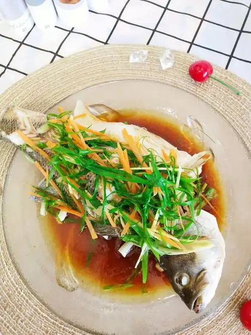 清蒸鲈鱼鲜香嫩滑