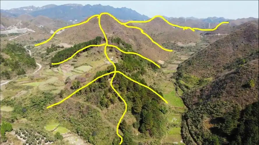 来龙有力,左右山脉环抱,犹如"蜈蚣攀爬",真是个风水宝地!