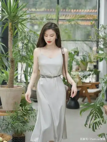 吊带裙通勤穿搭,自带降温属性的真丝连衣裙,一学就会的通勤搭配