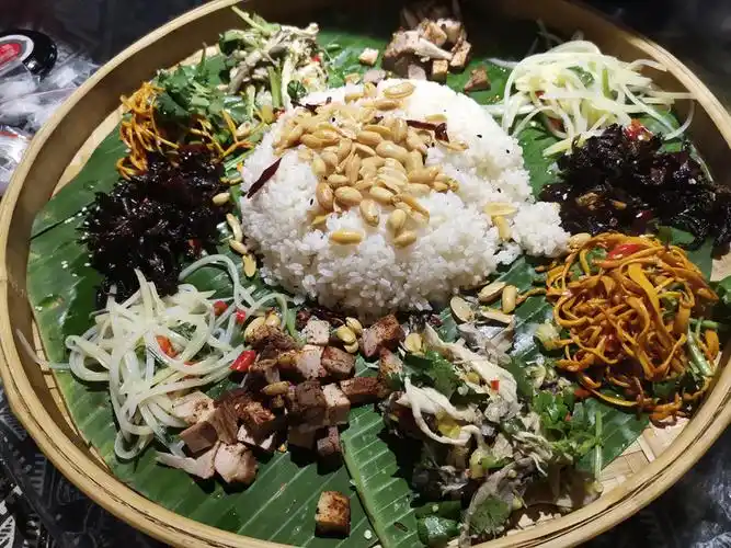 手抓饭,傣味特色～配有手套,里面配的烤肉挺好吃的.