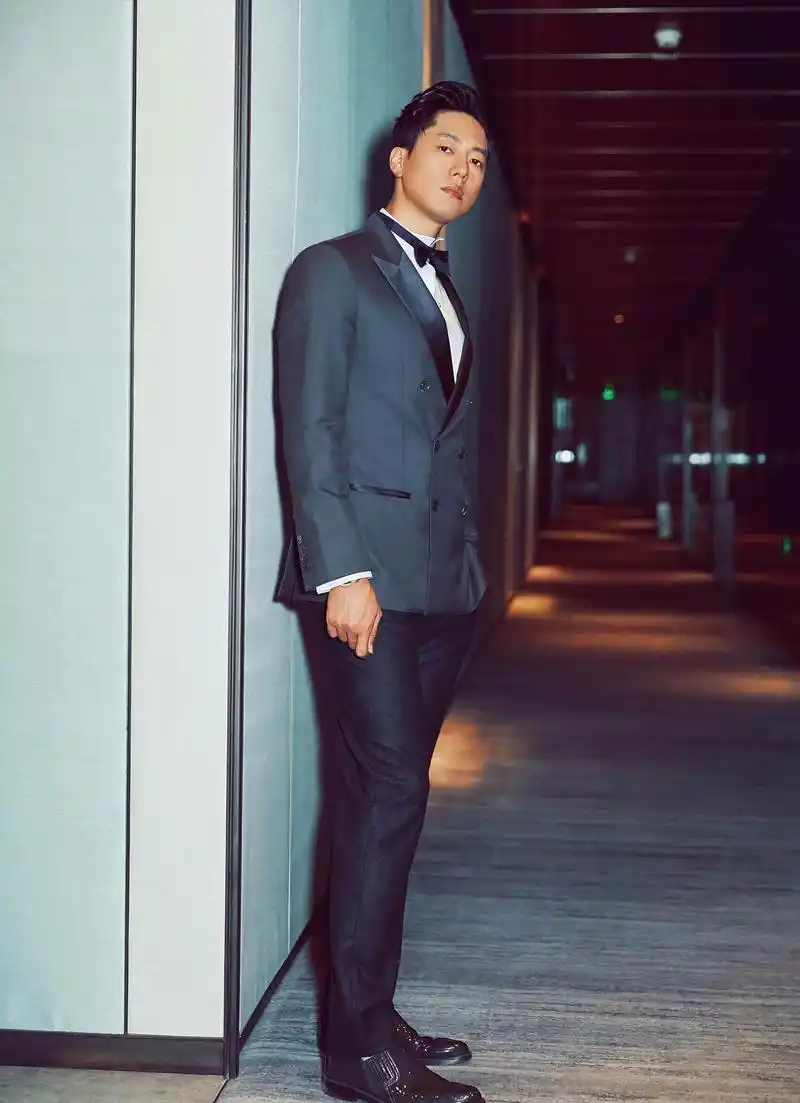凌潇肃西装这么穿高级感十足,网友:人帅演技又好,唐一菲有眼光!
