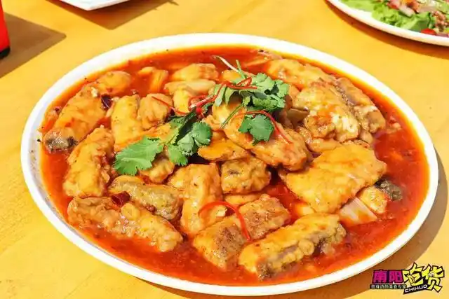 有华丽的器皿和所谓的颜值实实在在的一份家常黄焖鱼块吃起来酥脆柔绵