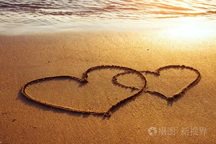 在海滩上的两颗心