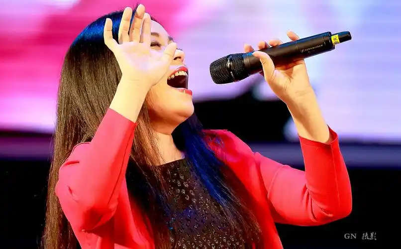 【红旗飘飘 歌唱祖国】东方歌舞团演员 巴中籍女歌手郭蓉赴巴演唱现场