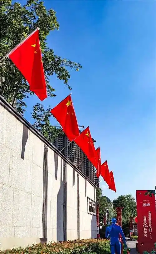 达城街头最美主题色_五星红旗