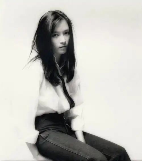 迪加奥特曼女演员的不易人生患上绝症又遭遇出轨端盘子凑开颅手术费