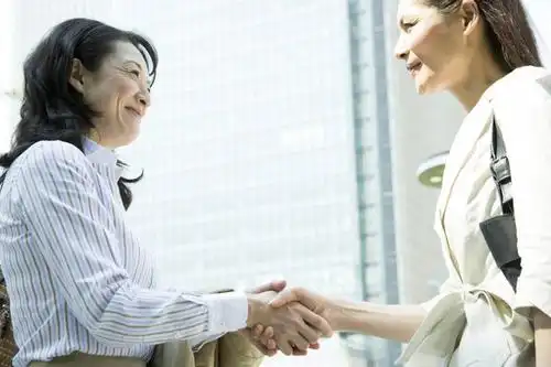 东方人,成年人,中年人,老年人,两个人,商务人士,商务女性,握手,微笑