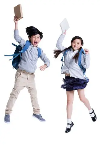 小男孩和小女孩跳跃