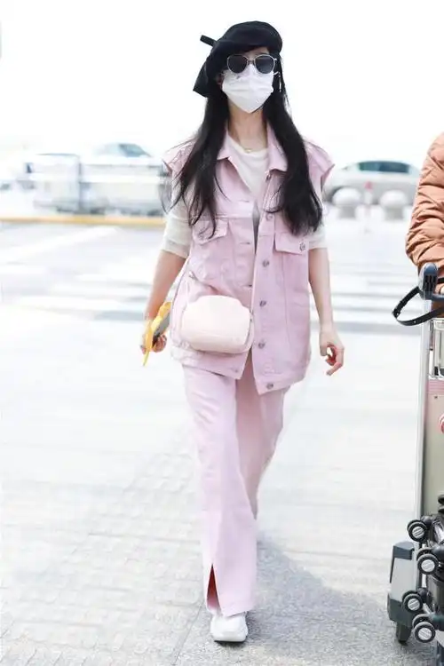 范冰冰机场现身造型太嫩!粉色马甲配贝雷帽系错扣子,秋衣太抢镜