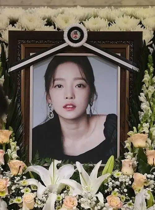 2019年11月24日,29岁韩国歌手具荷拉被发现家中身亡.