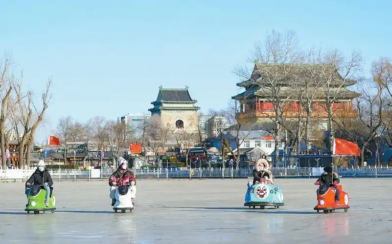 今年的什刹海冰场开放前海和后海两块区域,市民游客可体验单人冰车