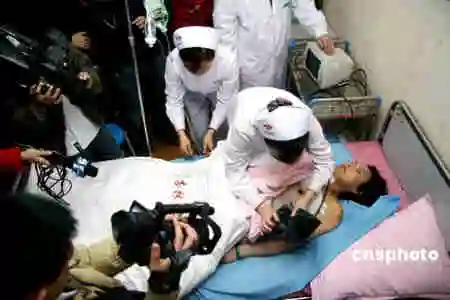 50岁变性男子隆胸手术后成功晋级d罩杯女郎