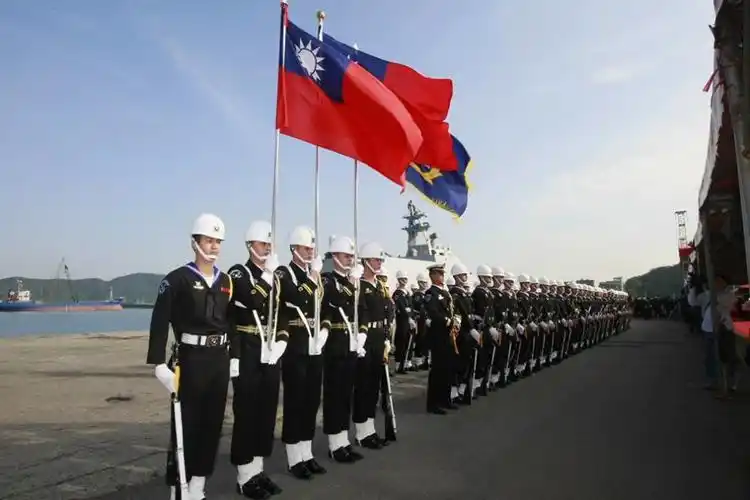 台湾海军双体隐身导弹舰沱江号正式服役!