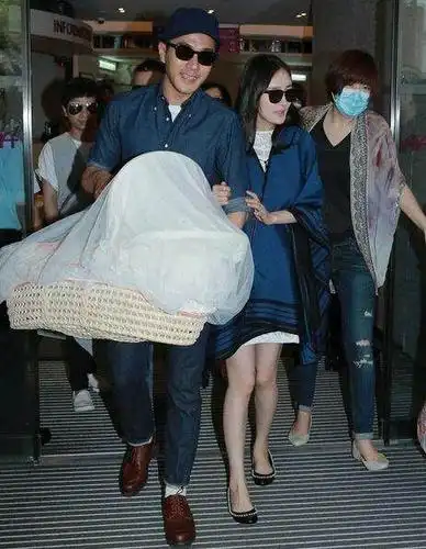 女明星产子出院,孙俪最保暖,杨幂最凉快,谁更真实?