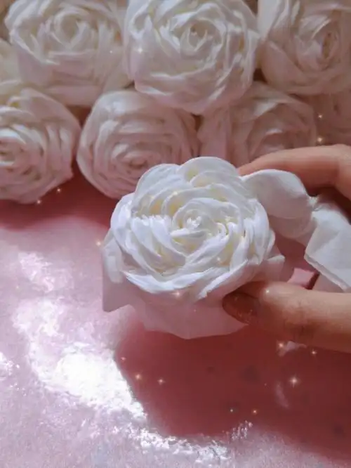 记录做纸巾玫瑰花的一些瞬间随拍#纸巾玫瑰  #卫生纸玫瑰花  #纸艺