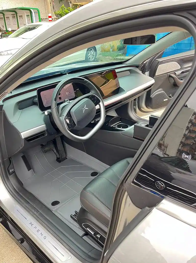 小鹏p7灰脚垫科技感内饰搭配天花板