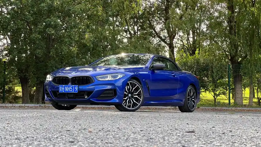 宝马8系一共衍生出三款车型,分别是四门轿跑车,双门轿跑车以及敞篷轿