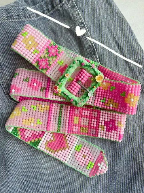 巨费时的一个串珠,为了串出的腰带更结实,没有用织珠的串法,而是用了