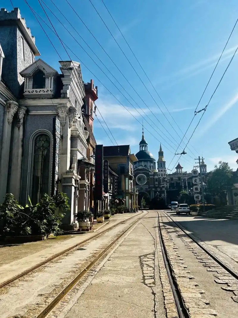 复古的小巷里贩卖着秋天的暖风