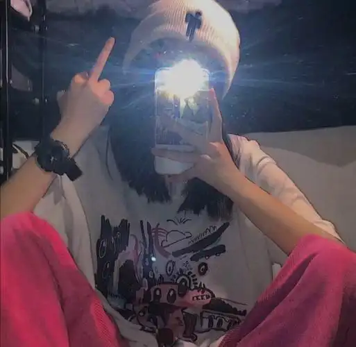 求竖中指的头像