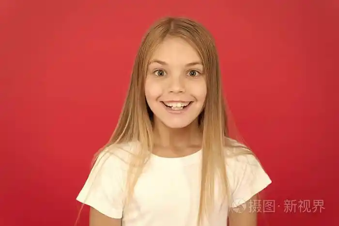 情绪激动的孩子开心的笑脸.真挚的情感.开朗可爱的女孩微笑着.