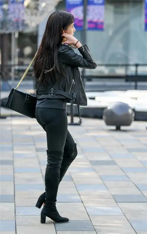 紧身的穿搭让侧面的美女显得身材曲线优雅,更能体现美女好身材的味道.