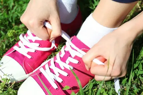 年轻女人绑鞋带