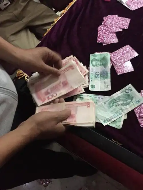 水果店老板路边摆牌桌聚众赌博大冶警方严厉打击将赌窝一举端掉