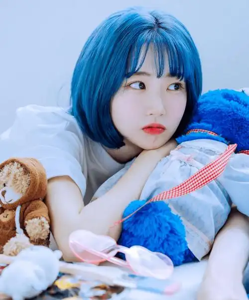 蓝色短发动漫感_中国_发型_形象