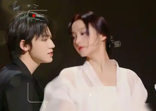 宋亚轩牵着关晓彤离场,有谁注意关晓彤的手?避嫌避出了新高度