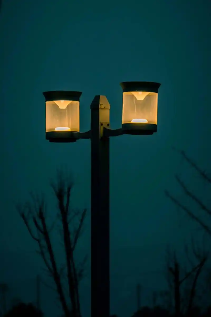 路灯为什么多半是暖色调的,大概是为了温暖每一个晚归的人吧.# - 抖音