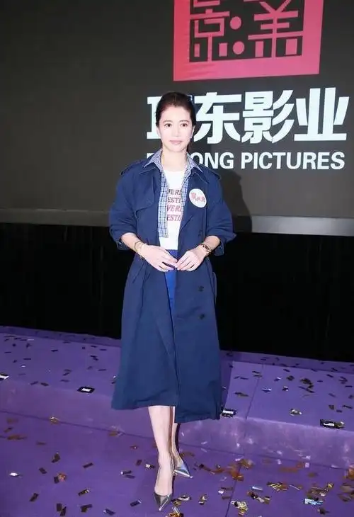 袁咏仪魅力不减,穿蓝色风衣配半身裙好时髦,难怪张智霖那么爱她|高跟