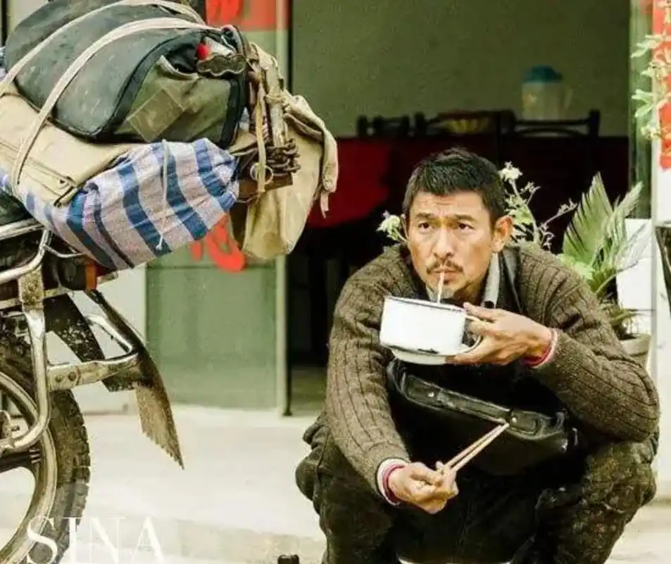 2015年,刘德华在拍摄《失孤》时,蹲在地上吃饭.