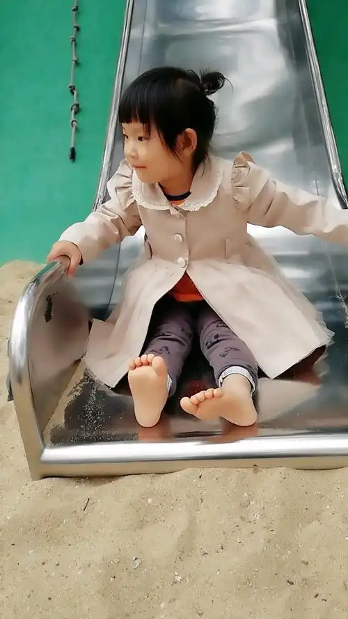 光小脚丫的玩沙子