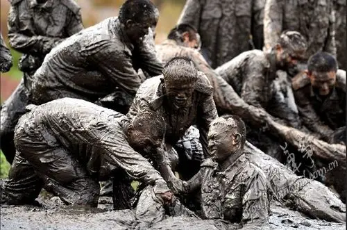 武警特战专挑雨天下泥潭训练
