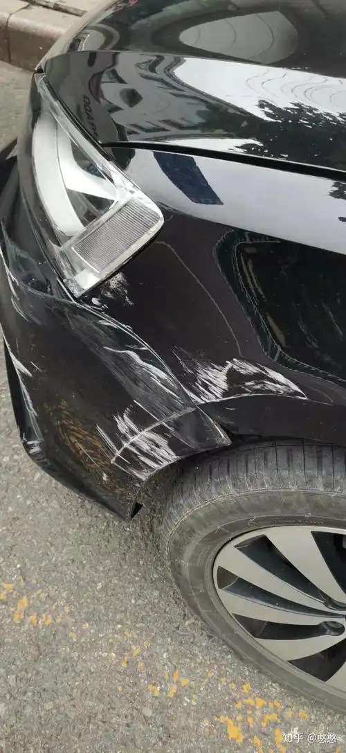 汽车剐蹭 这种程度用补漆嘛 普通家用的车 珍珠白颜色 新手司机求指教