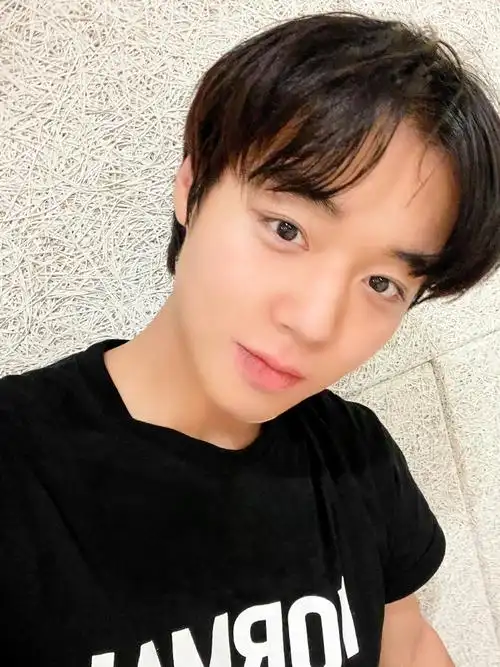 朴志训超话#朴志训弱小英雄#【图片】220830 官咖