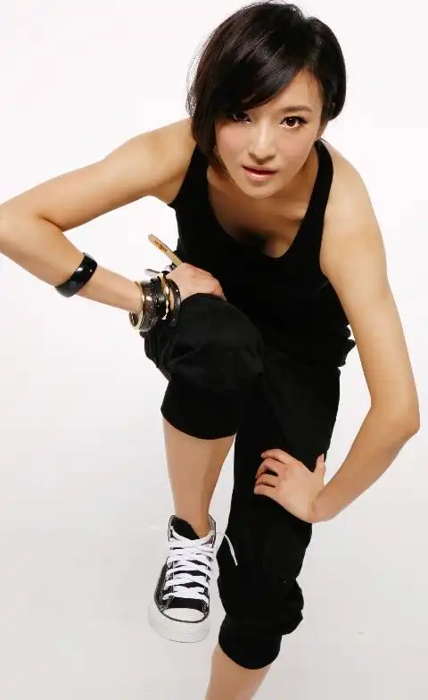 新生代美女歌手鲁昕儿