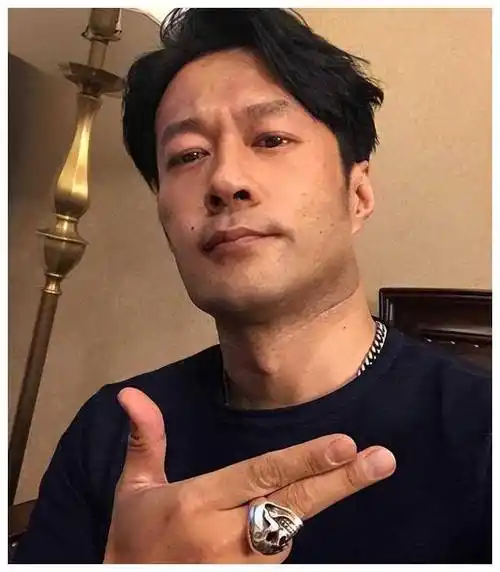 看看这些演员,就知道了._挑战_梦想_谭凯