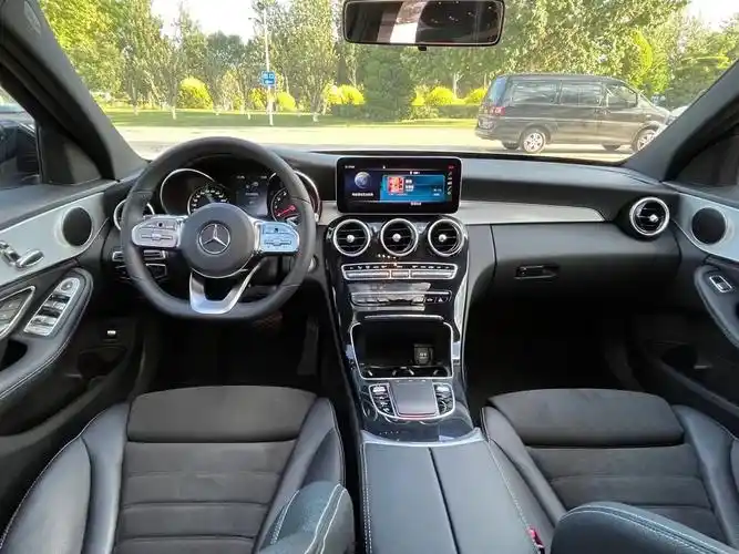 19款15t奔驰c260内饰