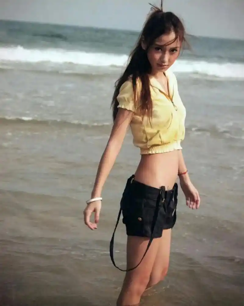 angelababy早年的海边写真,好瘦,青春活力,脸上满满的胶原蛋白.