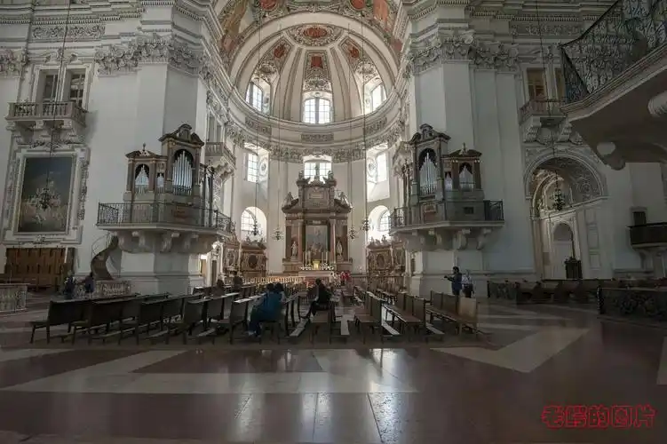 大教堂华丽的内部.