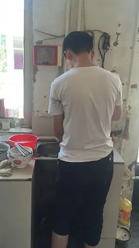 6(3)程晓聪洗碗.会做家务的男生,很帅!背影确实也很帅!